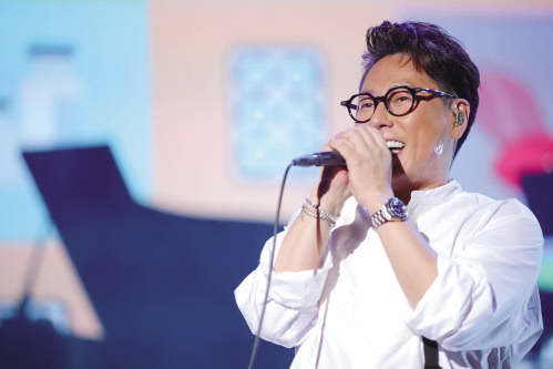 [창간인터뷰②]윤종신 "운 좋았던 20대, 30대 침체기는 40대 선전 밑거름"