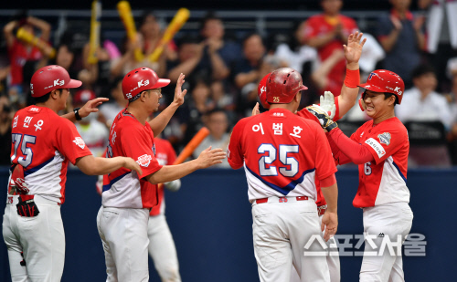 [포토]만루홈런으로 경기 뒤집은 최원준