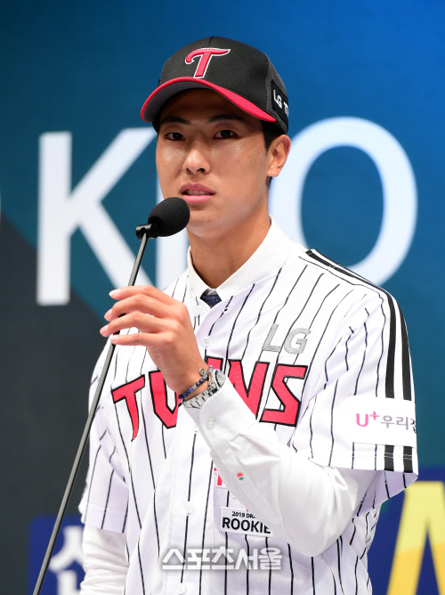 [포토] 동아대(성남고) 투수 이정용, LG에 신인 1차 지명