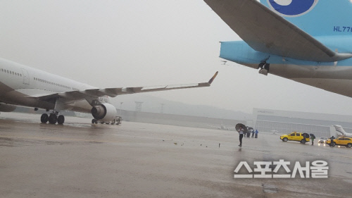 김포공항서 대한항공-아시아나 항공기 접촉 사고…기체 일부 손상
