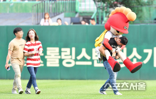 [포토]와이번스 마스코트 업은 진행요원 \'여신이 참 무겁구나\'
