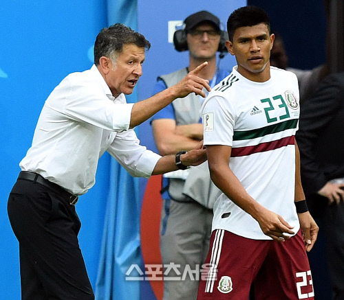 [포토] 멕시코 오소리오 감독, 한국 진영의 측면을...!