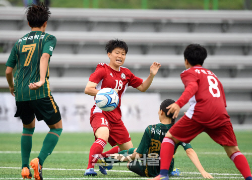 [포토] 이지현 '상대 태클 피해 패스' (여왕기)