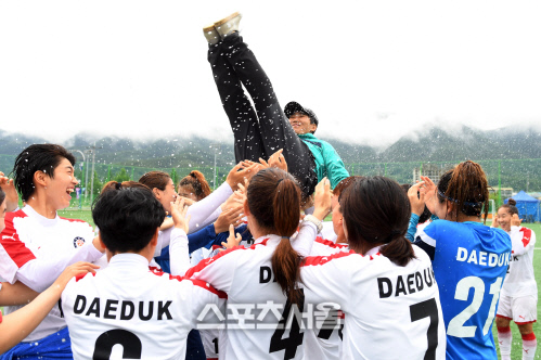 [포토] \'우승\' 대덕대 유영실 감독 \'하늘을 나는 기분이야\'