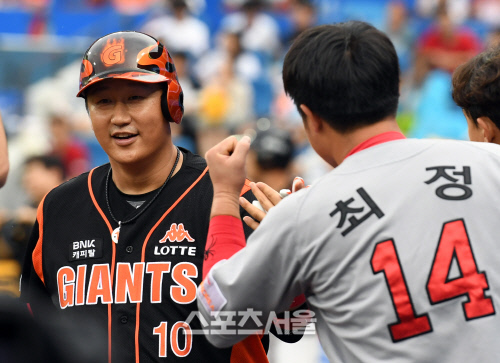 [SS포토]연타석 연속타자 홈런 합작한 이대호와 최정