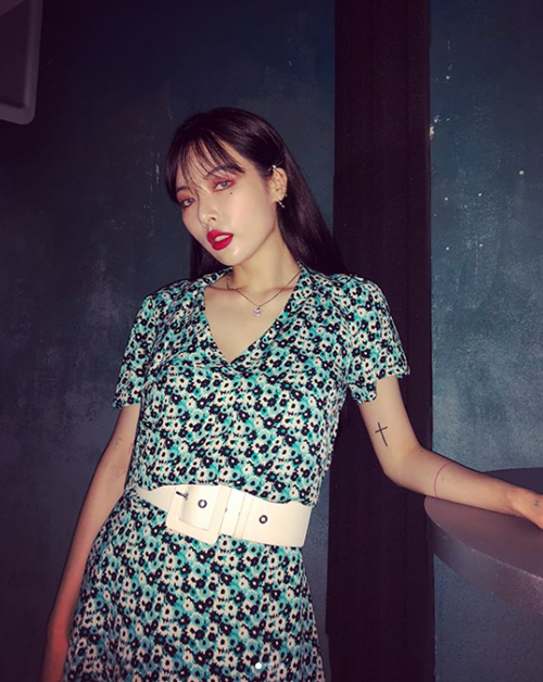 '레드립+타투'에 완벽한 각선미 드러낸 걸크러쉬 끝판왕 현아    