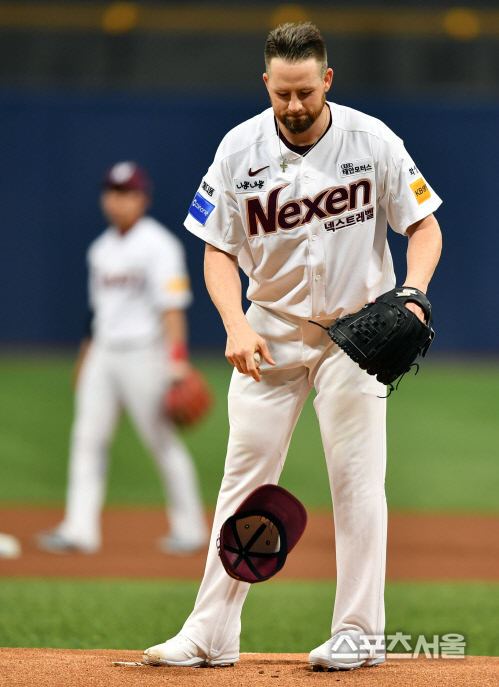 모자 떨어트리는 해커[포토]