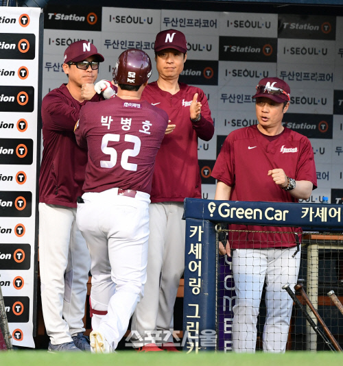 [포토] 박병호, 솔로포 날리고 장정석 감독과 하이파이브