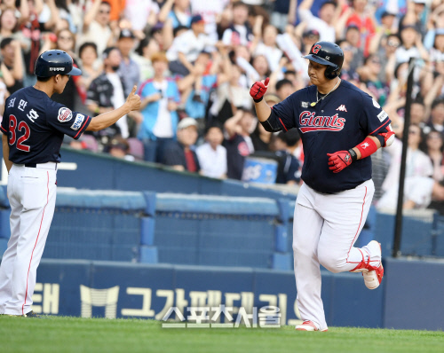 [포토]이대호의 스리런, 5년 연속 20홈런!