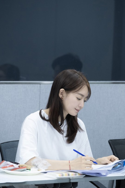 신민아 주연 '디바', 대본 리딩 현장 공개 "국내 첫 다이빙 스릴러" 