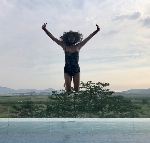 "호텔 수영장서 여유" 이혜영, 나이 거스른 '완벽 비키니 자태' 