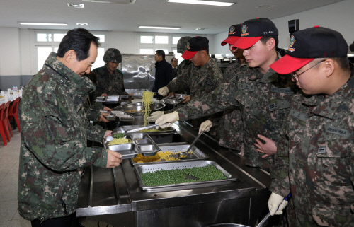 배식받는 정세균 의장