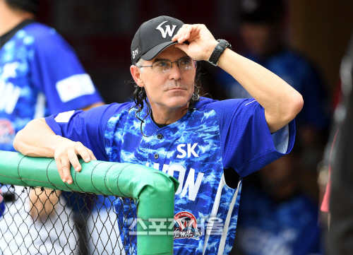 [포토]힐만 감독의 모자 인사!