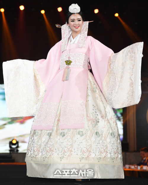 'BEAUTY AND TALENT' 1위 손이슬, 2011년 미스코리아 선이었답니다~[포토]