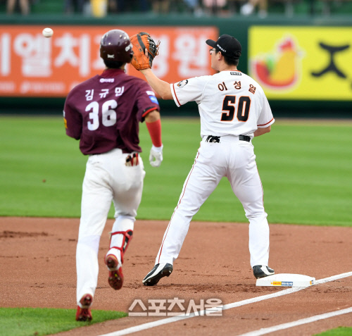 [포토]김규민, 공이 더 빠르네~