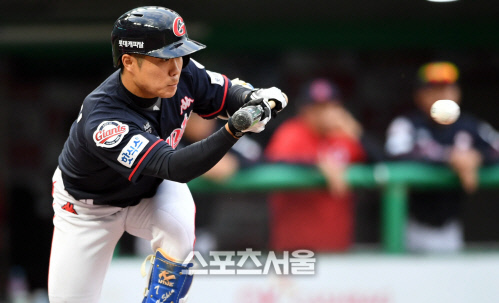 [포토]신본기, 신중한 번트~