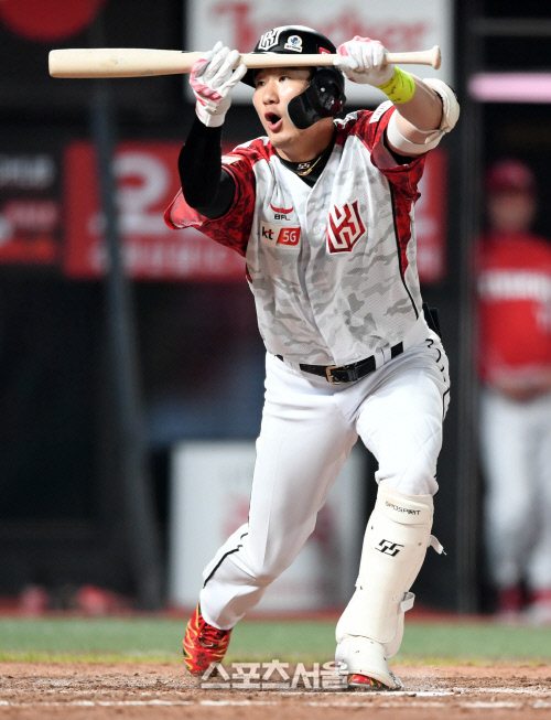 [포토]오태곤, 피치아웃 상황에서 번트 시늉~