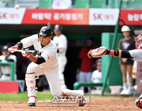 [포토]번트시도 한동민 \'이런 볼이 뜨다니\'