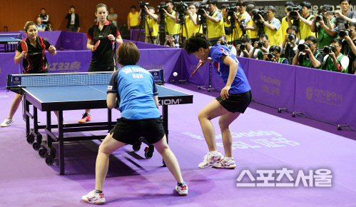 [포토] 서효원-김송이, 남북단일팀에... 취재진의 시선집중!