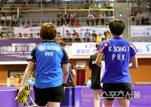 [포토] 서효원-김송이, 유니폼은 달라도...단일팀!