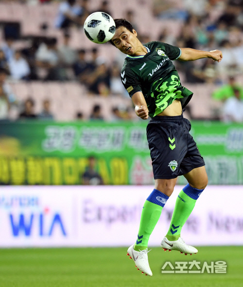 [포토] 전북 이동국, 골문 앞으로...연결해줄께~!