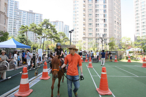 [경마]렛츠런파크 부산, ‘말타는 아파트 놀이터’ 사업 시작!