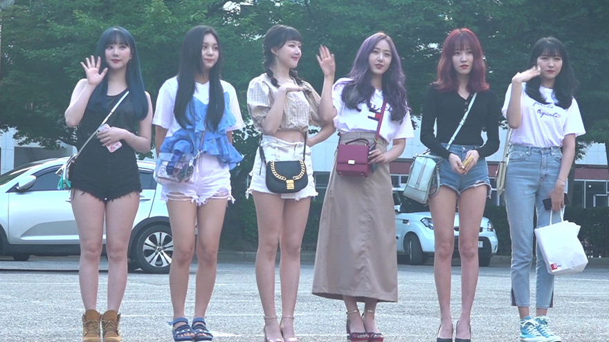 [SS쇼캠] 여자친구(GFRIEND), 시원한 핫팬츠 패션 '여름여름해' ('뮤직뱅크' 출근길)