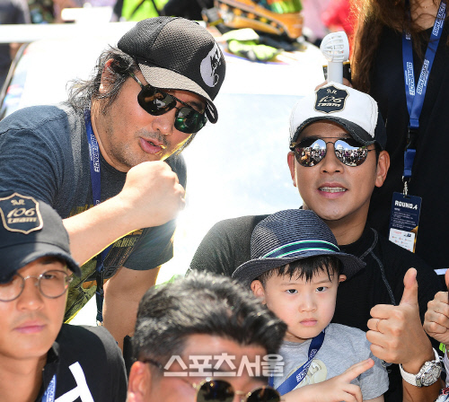 서킷에서 '의리'를 외치는 김보성, 류시원 동생에게 보내는 응원의 구호는 '의리'![포토]