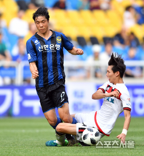 [포토]정현철 태클에 쓰러지는 고슬기 \'파울이 심한데\'