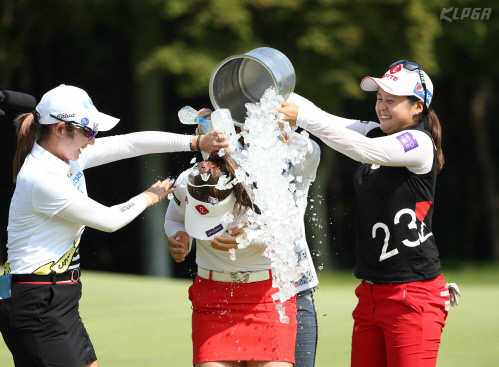 최혜진 배선우로부터 얼음 세례받는 이소영 (3)