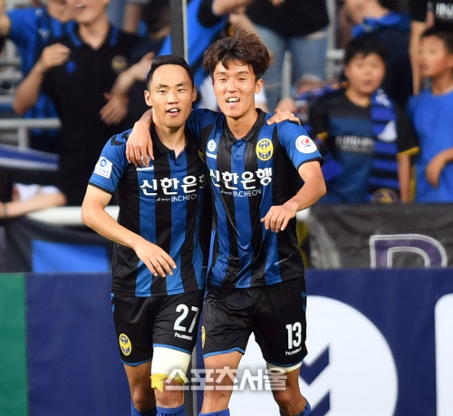 [포토]2-1 역전골 문선민, 김진야와 어깨동무