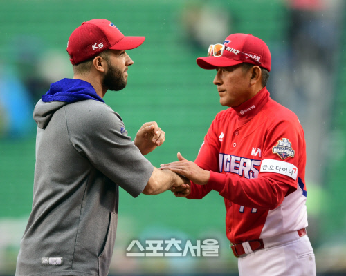 [포토] 김기태 감독 \'팻딘, 오늘 잘했어\'