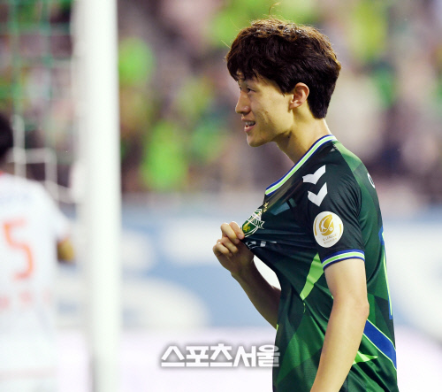 [포토] 이재성의 골 세리모니, 전북의 엠블럼이 자랑스러워~