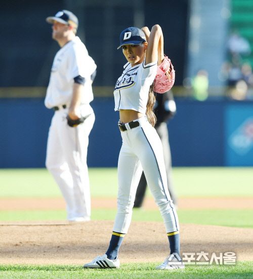 [포토] 문가비의 시구, 모델의 와인드업!