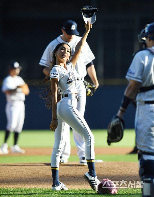 [포토] 문가비 시구, 자신감 넘치는 인사~!