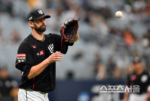 넥센전 역투펼치는 니퍼트, 1회말 2사 만루위기[포토]