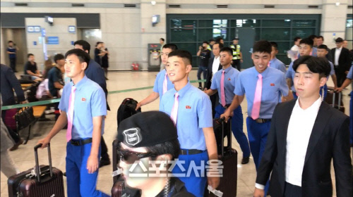 [현장메모]"힘 합쳐 좋은 성적 냅시다"…밝은 표정으로 방남한 北 선수단