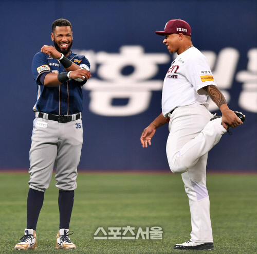 스크럭스와 화기애애한 초이스 \'아직은 경기 전\'[포토]