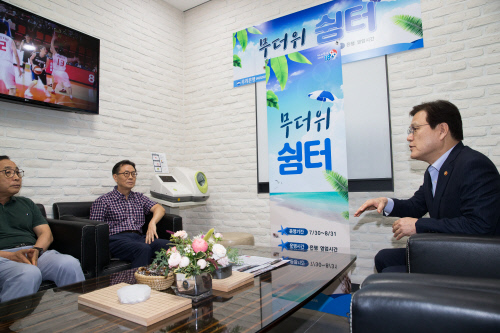 [금융단신]8월한달간 전국 6000개 은행점포 무더위 쉼터로 운영 外