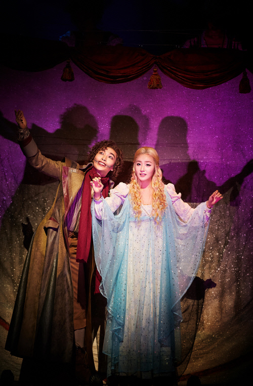 15. [2018 웃는 남자] 나무 위의 천사_박강현,민경아_EMK제공