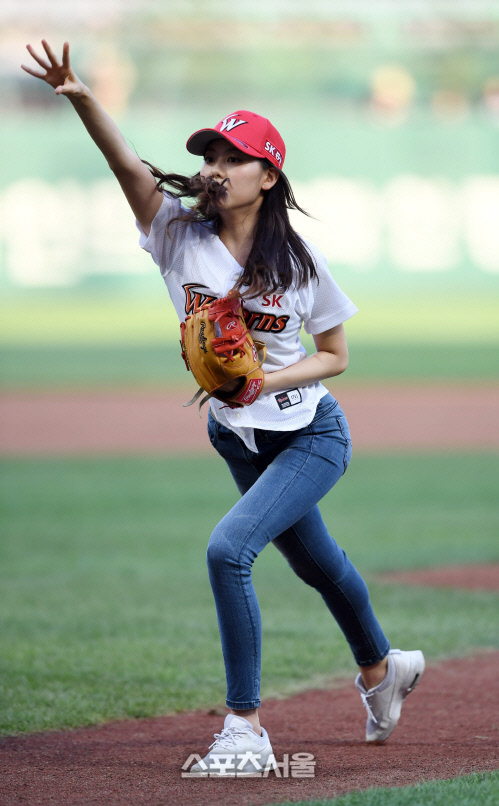 [포토]미스코리아의 손가락 쫙 피면서 시구