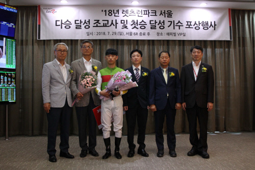 [경마단신]첫 승 문성혁 기수, 300승 달성 김순근 조교사 포상  外