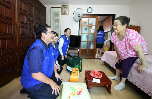 [경제人]효성 조현준 회장, 111년만의 폭염 속 취약계층 찾아 쌀나눔