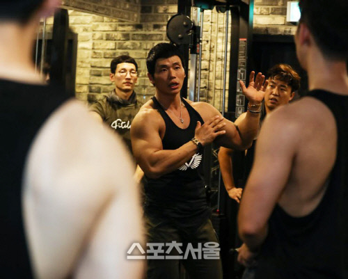 열정적으로 강의하는 로보캅 보디빌더 박성용 경사, 누구나 로보캅이 될 수 있습니다~[포토]