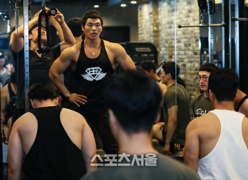 경찰들에게 강의하는 보디빌더 박성용 경사, 나처럼 하면 로보캅이 됩니다~[포토]