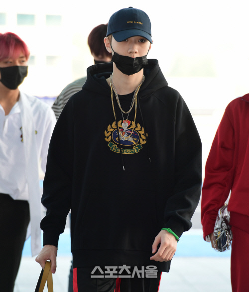 워너원 라이관린, 감 출 수 없는 모자속의 빛나는 눈![포토]