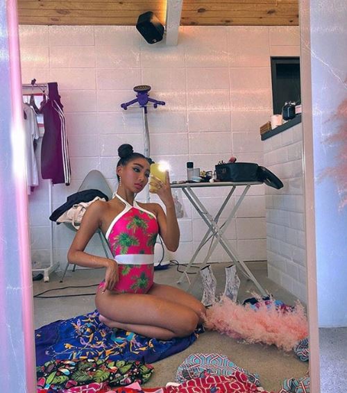 구릿빛 피부+핫핑크 수영복 자태 뽐낸 문가비