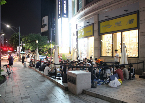 02. 휠라 X 우왁굳 콜라보_3일 밤 ABC마트인천간석점 앞