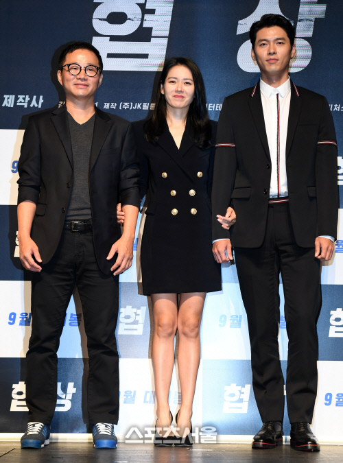 [포토] 손예진, 이종석 감독과 현빈 팔짱 끼고