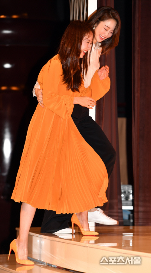 송지효 리드하는 최여진, 우리 연인같지요?[포토]